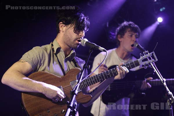 FOALS - 2007-11-09 - PARIS - La Boule Noire - Yannis Philippakis - Walter Gervers